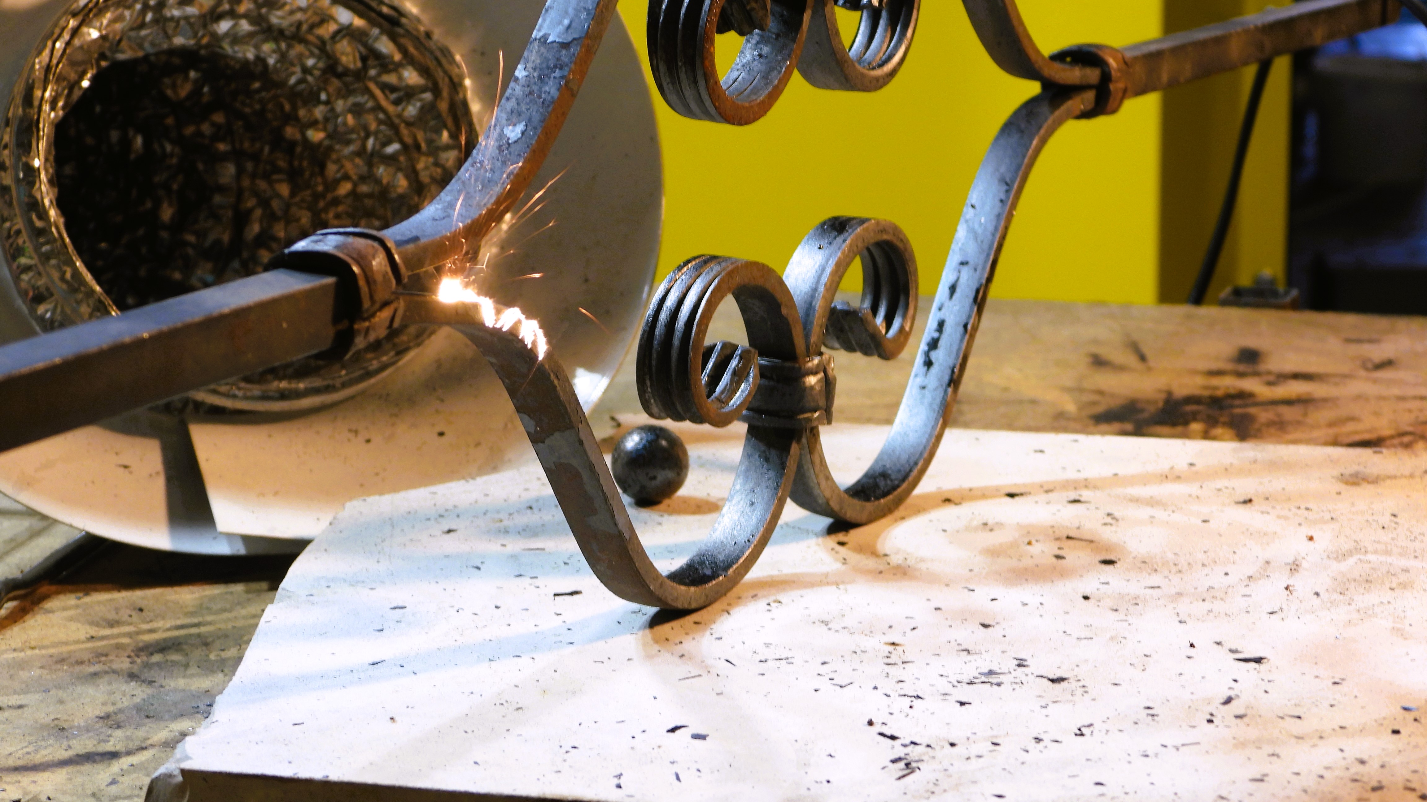 Renowacja metalowego elementu dekoracyjnego przy użyciu czyszczenia laserowego. Usuwanie korozji i przywracanie oryginalnego wyglądu metalu.