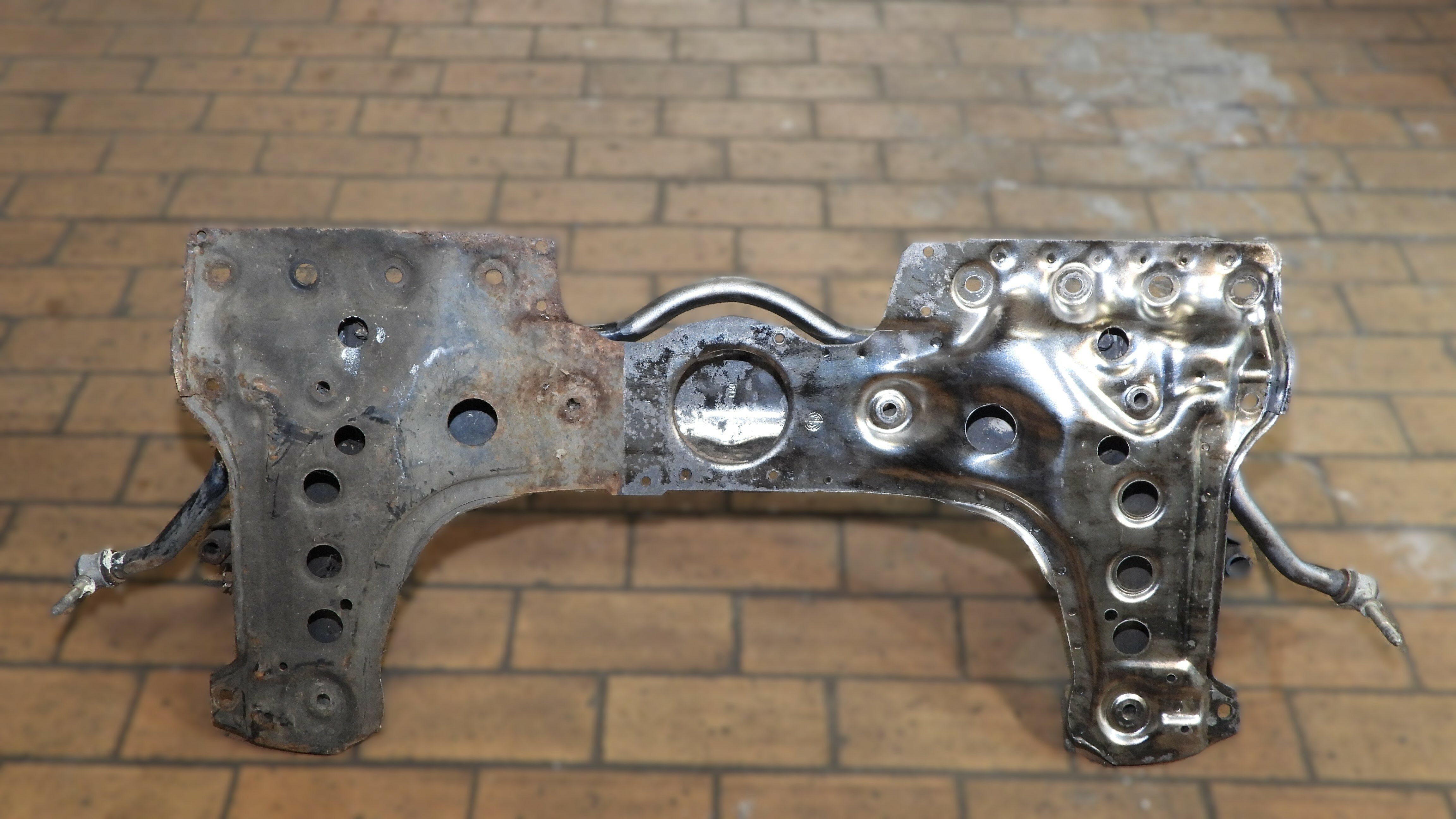 Renowacja ramy pomocniczej (subframe) – usuwanie rdzy laserem, bezinwazyjne czyszczenie elementów zawieszenia.